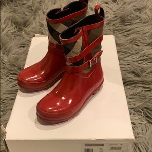 Girls Burberry boot in red color and size 32 EU